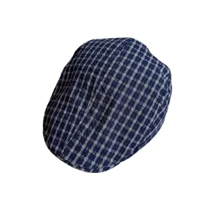 Casquette plate à carreaux bleu et blanc avec texture gaufrée au style décontracté