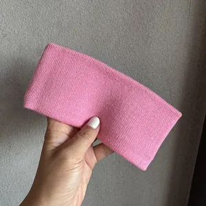Détail du bandeau en maille côtelée rose montrant la texture douce et élastique du tissu