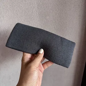 Détail d'un bandeau de sport en tricot gris foncé montrant la texture du tissu