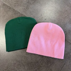 Set di due berretti in maglia fine verde scuro e rosa per un look alla moda