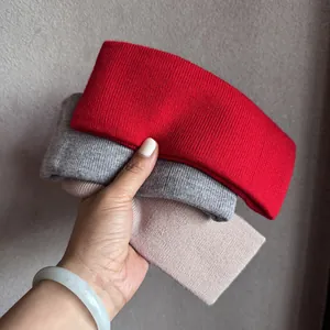 Lot de trois bandeaux de sport tricotés rouge, gris et rose à texture côtelée