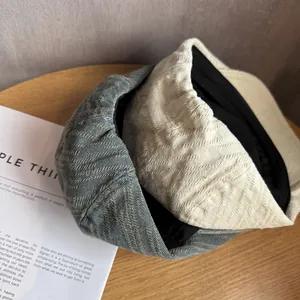 Casquette rétro en denim et tissu beige sur un magazine avec coutures de qualité