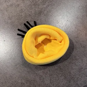 Lustige gelbe Strickmütze mit schwarzen Plüschdetails und Rippenmuster für Halloween