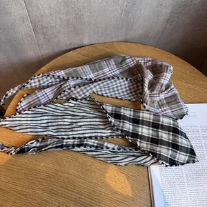 Set di due sciarpe a triangolo a scacchi con bordi decorativi a punto onda eleganti