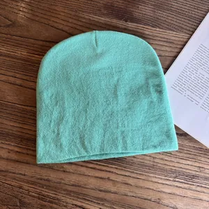 Dettaglio del berretto in maglia verde menta con trama a coste di alta qualità