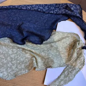 Florales Baumwoll-Dreieckstuch mit Häkelspitze in Marineblau und Moosgrün für Damen