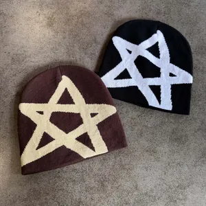 Détail de bonnets en tricot avec motifs jacquard étoiles en couleurs marron et noir