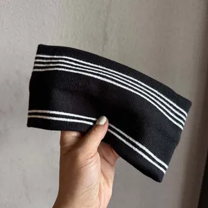 Dettaglio della trama a maglia di una fascia nera a righe con materiale elasticizzato