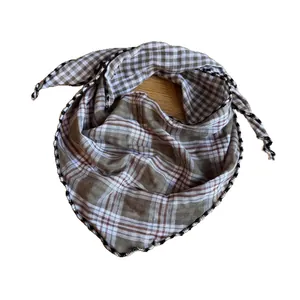 Foulard a quadri da donna marrone e bordeaux con bordi rifiniti a sopraggitto