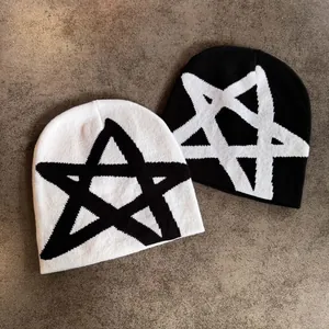 Bonnets d'hiver en maille avec motif étoile jacquard pour hommes et femmes sur fond ciment gris
