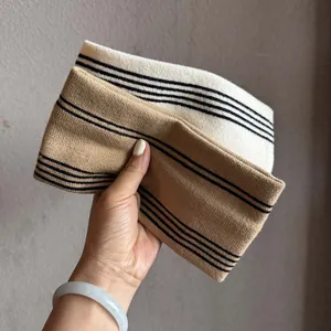 Fascia per capelli in maglia a righe bicolore beige e cammello con trama a coste elastica