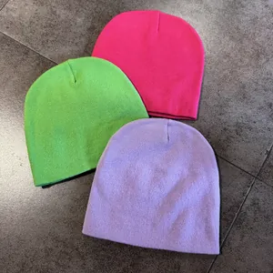 Set di tre berretti in maglia verde neon, magenta e lilla per l'autunno e l'inverno