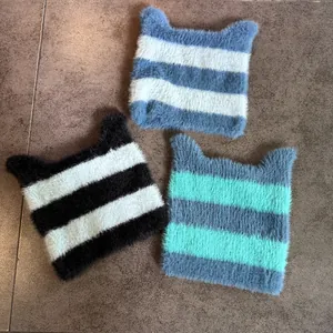 Gorro de punto a rayas con orejas de gato en mohair suave para mujer en invierno