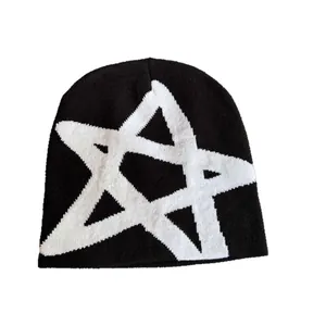 Bonnet en maille d'hiver avec motif jacquard étoile blanche sur fond noir classique