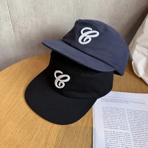 Retro flache Baseballkappen in Schwarz und Navy mit weißer 3D-Stickerei Buchstabe C