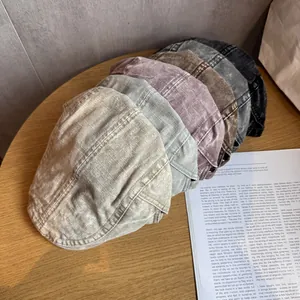 Collezione di berretti piatti in tessuto vintage lavato con diversi colori e trame fini