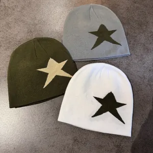 Trois bonnets en tricot à motif d'étoile en vert olive, gris clair et couleur blanche