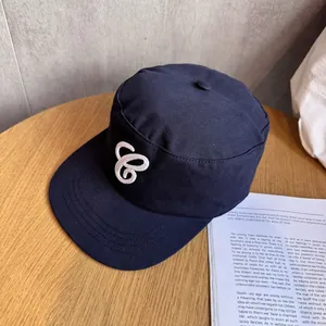 Nahaufnahme einer marineblauen Militärkappe aus Baumwolle mit weißem 3D-Sticklogo