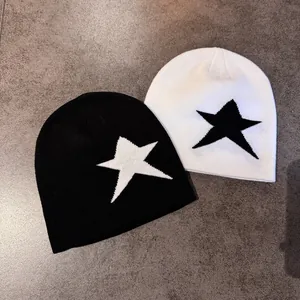 Bonnet en maille minimaliste avec grand motif d'étoile en noir et blanc contrasté
