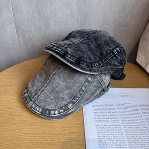Coppole vintage in denim lavato grigio scuro e grigio medio su un tavolo di legno