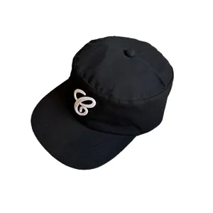 Schwarze Retro-Militärmütze für Damen mit weißer 3D-Stickerei des Buchstabens C