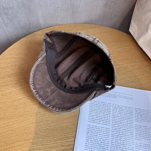Dettaglio del cappello vintage in cotone lavato con fascia interna e cuciture rinforzate