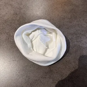 Vue intérieure détaillée montrant les coutures de ce bonnet étoilé en tricot blanc