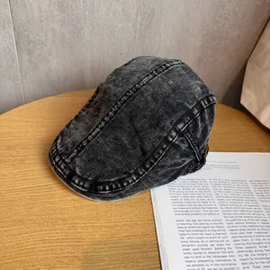 Dettaglio del tessuto denim nero lavato e delle cuciture di qualità della coppola retrò