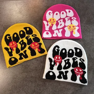 Trois bonnets tricotés avec texte GOOD VIBES ONLY et motif smiley au style streetwear