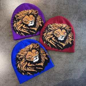 Trois bonnets en tricot tendance avec motif lion en violet, rouge foncé et bleu royal