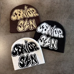 Bonnets en maille streetwear avec lettrage jacquard Senior Szn en noir, blanc et marron