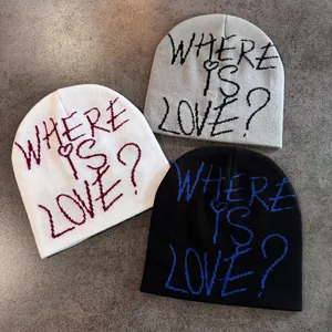 Bonnets en tricot style graffiti en crème, gris et noir avec texte 'WHERE IS LOVE'