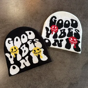 Lot de bonnets en noir et blanc avec lettrage Good Vibes Only et motifs smileys fondants