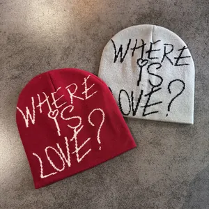 Bonnets en maille style urbain avec lettrage Where Is Love en rouge et gris clair