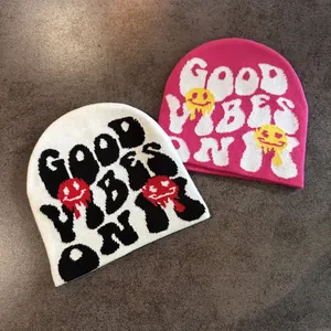 Bonnets en maille Good Vibes Only blanc et magenta avec motifs graphiques tendance