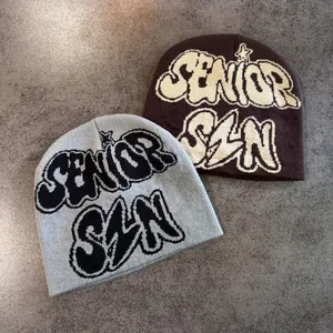 Détails de bonnets en maille gris et marron avec texte SENIOR SZN et motifs d'étoiles