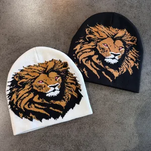 Gros plan de bonnets noirs et blancs avec motif tricoté tête de lion détaillé