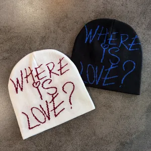 Bonnets en maille avec lettrage jacquard 'WHERE IS LOVE?' en styles noir et blanc