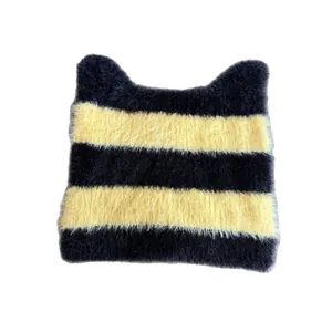 Gorro de punto con orejas de gato a rayas negras y amarillas en mohair para invierno