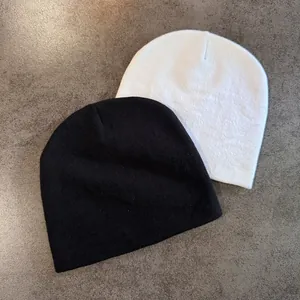 Ensemble de bonnets en tricot noir et blanc en maille fine pour l'automne et l'hiver