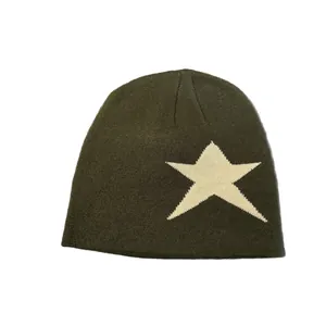 Bonnet en maille vert olive avec un grand motif d'étoile crème sur fond blanc uni