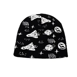 Zwarte gebreide muts met wit raket- en planeet-jacquardpatroon voor de winter