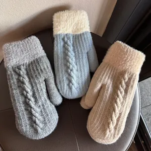 Mouffles en grosse maille torsadée avec revers en peluche en gris bleu et camel