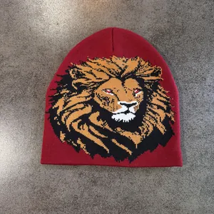 Gros plan du bonnet en tricot rouge foncé avec motif de lion tissé détaillé et texture