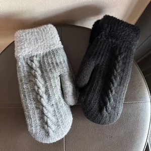 Détails de tricot torsadé et poignets en fausse fourrure douce sur des moufles d'hiver