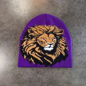 Détails du tricot et motif lion jacquard sur un bonnet d'hiver de couleur violette