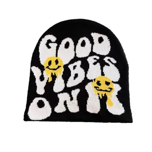 Bonnet noir avec texte blanc Good Vibes Only et motif graphique de smiley jaune