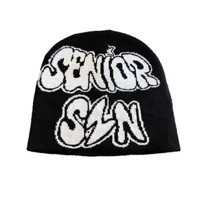 Bonnet noir avec lettres graffiti blanches et texture en maille douce style urbain