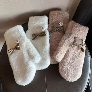 Plüschige Winterfäustlinge für Damen mit Schleifen und Blumen in Weiß und Beige