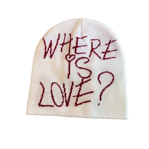 Bonnet blanc streetwear avec lettrage jacquard rouge Where Is Love et détail cœur